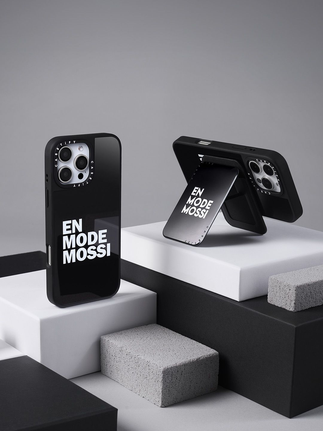 Snappy™ Cardholder Stand MagSafe Compatible - En mode Mossi Snappy Cardholder Stand